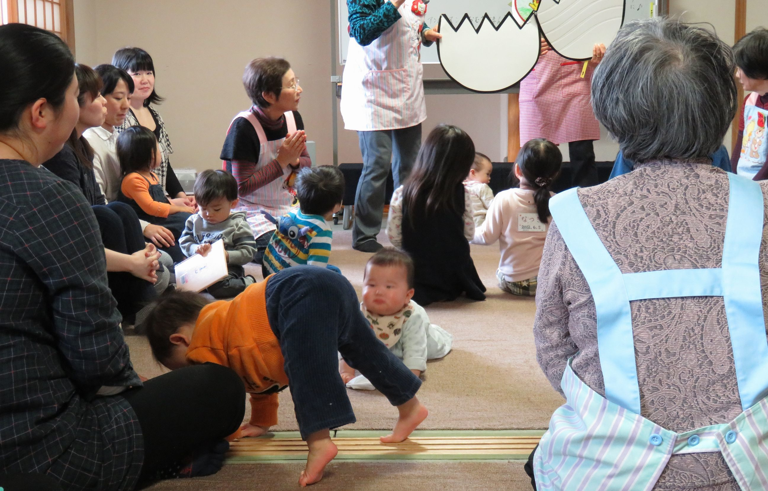 絵本よみきかせの様子の写真