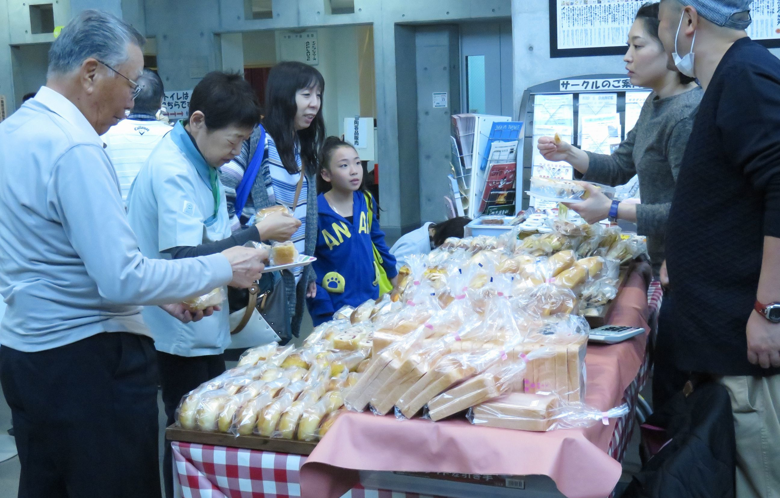 パンの販売の様子の写真